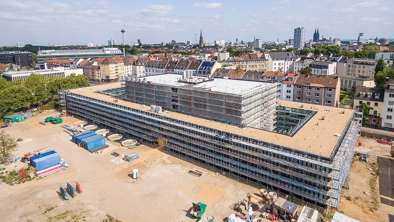 Drohnenaufnahme auf das neue Archivghebäude, man siehzt den innenliegenden Schutzbau, umgeben von den äußeren Verwaltungsgebäuden