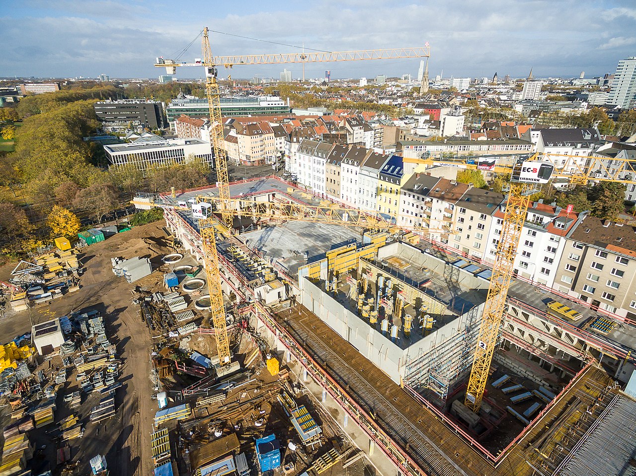 Luftaufnahme einer großen städtischen Baustelle am Eifelwall